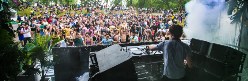 dj-outdoors-in-front-of-crowd