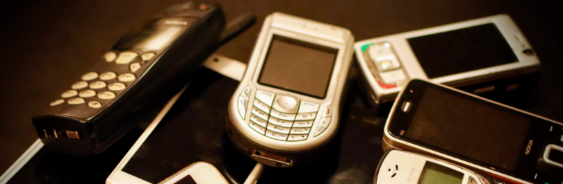 pile-of-old-cellphones