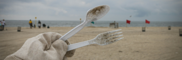 plastic-cutlery-on-beach